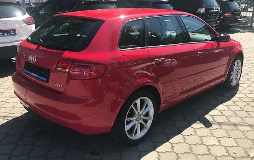 красная А3 сзади