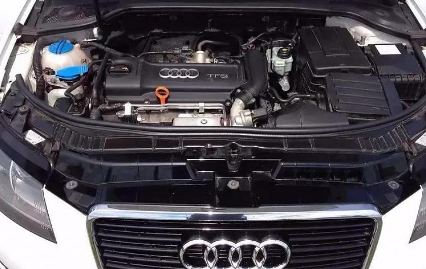 открытый капот на Ауди