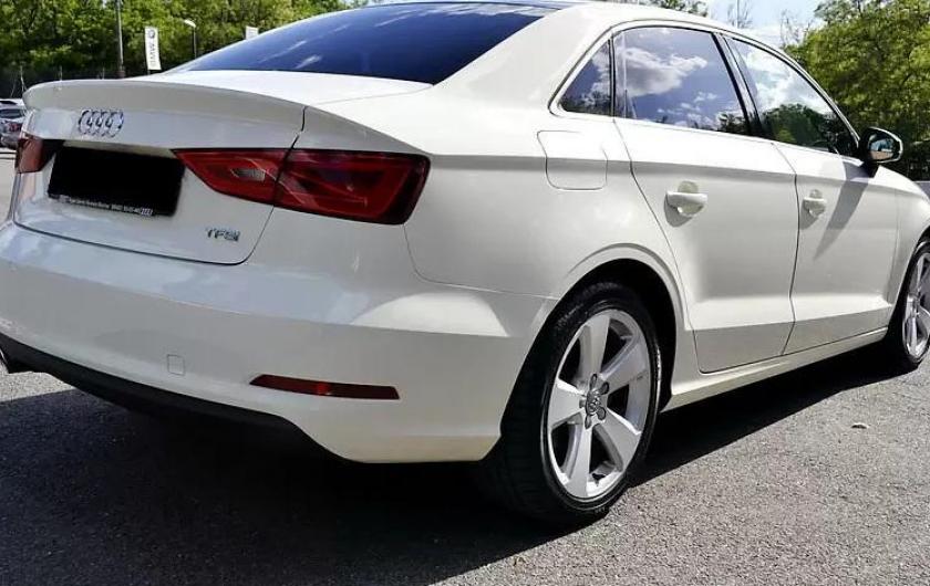 белый седан А3