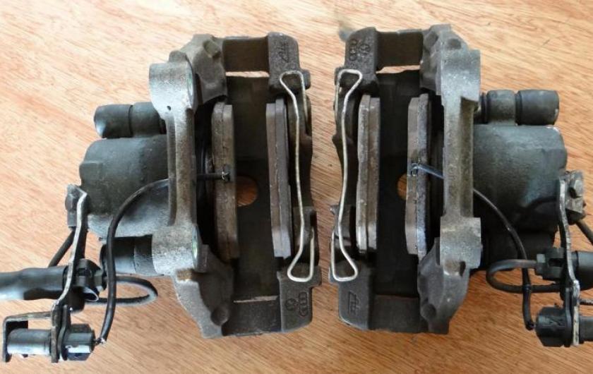 два тормозных суппорта