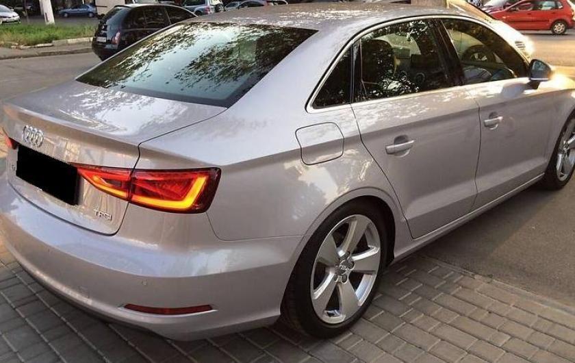 серая Ауди А3 седан