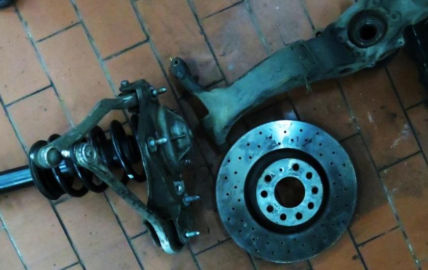 стойка амортизатора с тормозным диском