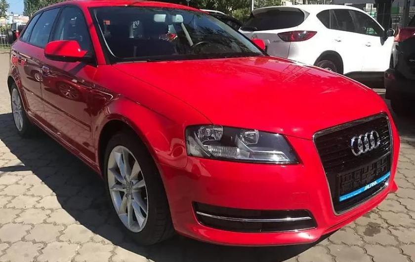 красный хетчбек Ауди