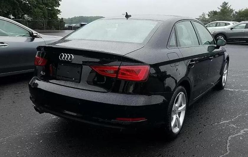 черный седан А3 сзади