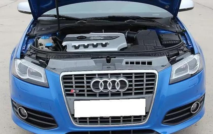 Ауди с открытым капотом