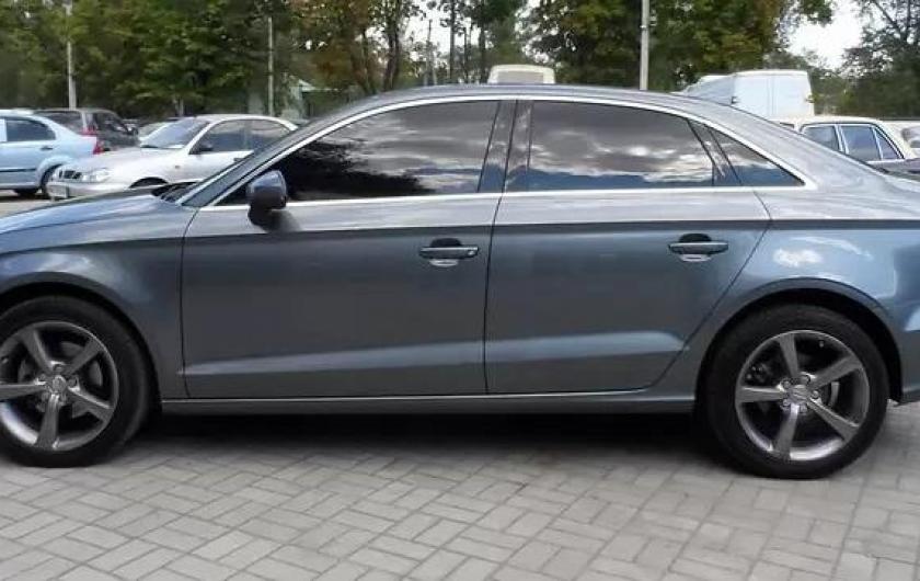 седан Ауди сбоку