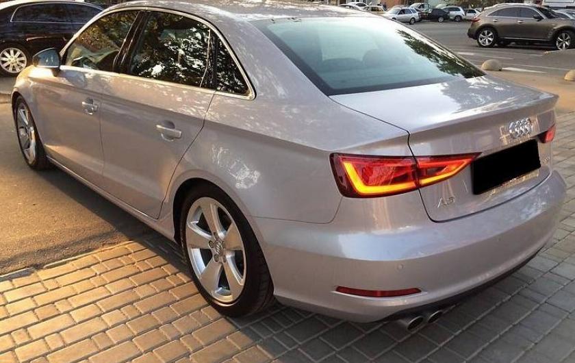 серый седан Ауди