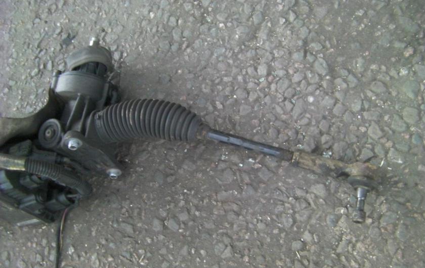 рулевая тяга с пыльником на рейке