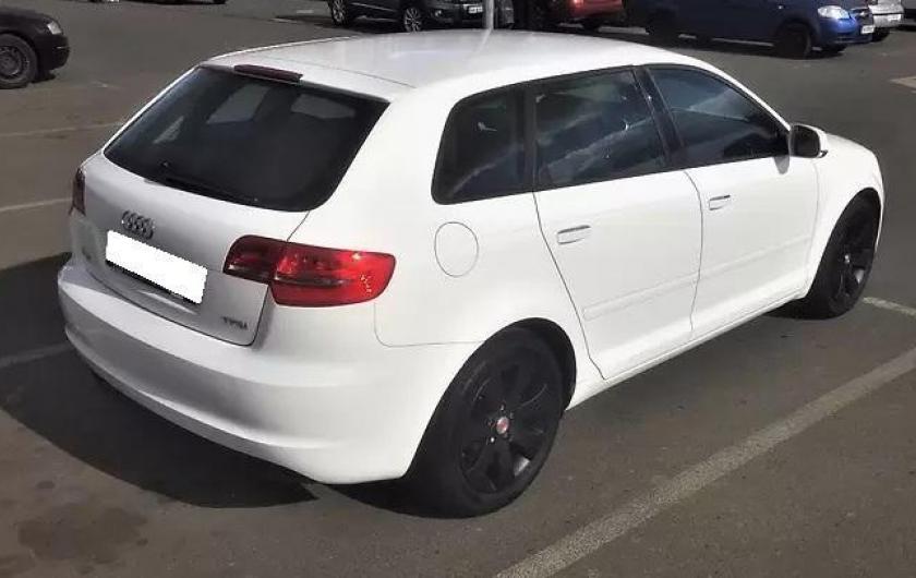 белый хетчбек А3