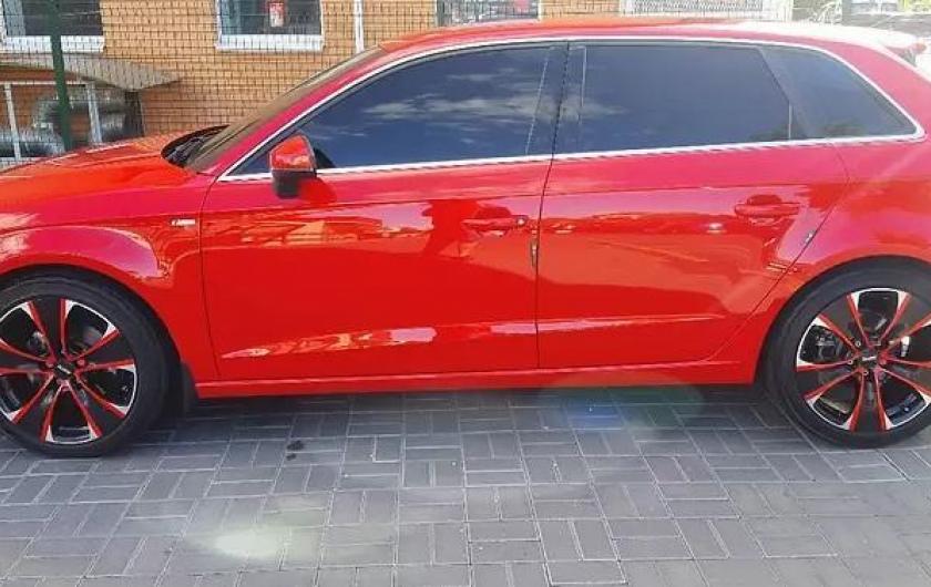 красный хетчбек сбоку