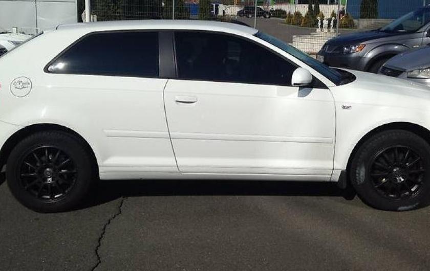 белая Ауди хетчбек сбоку