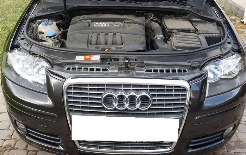 открытый капот на Ауди А3