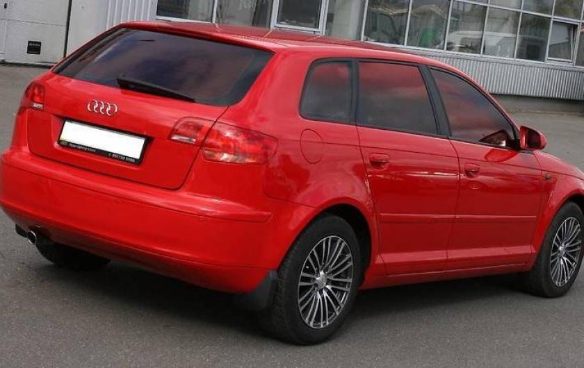 красная Ауди хетчбек сзади