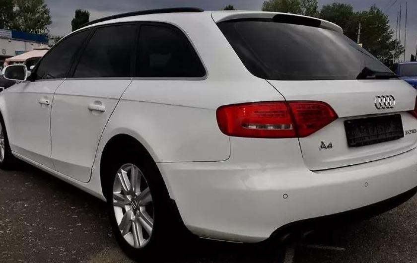 белая А3 сзади