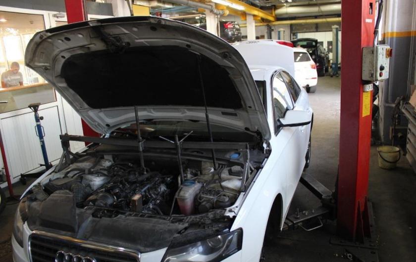 А4 в сервисе с открытым капотом