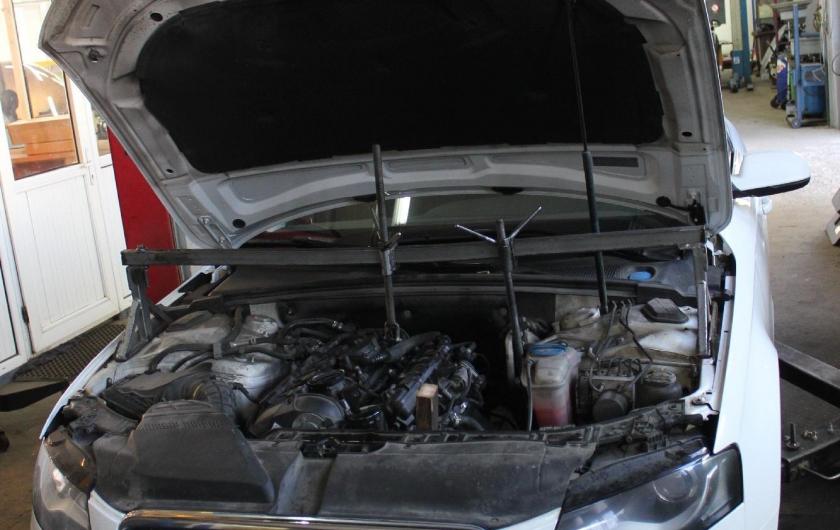 белая Ауди А4 на СТО