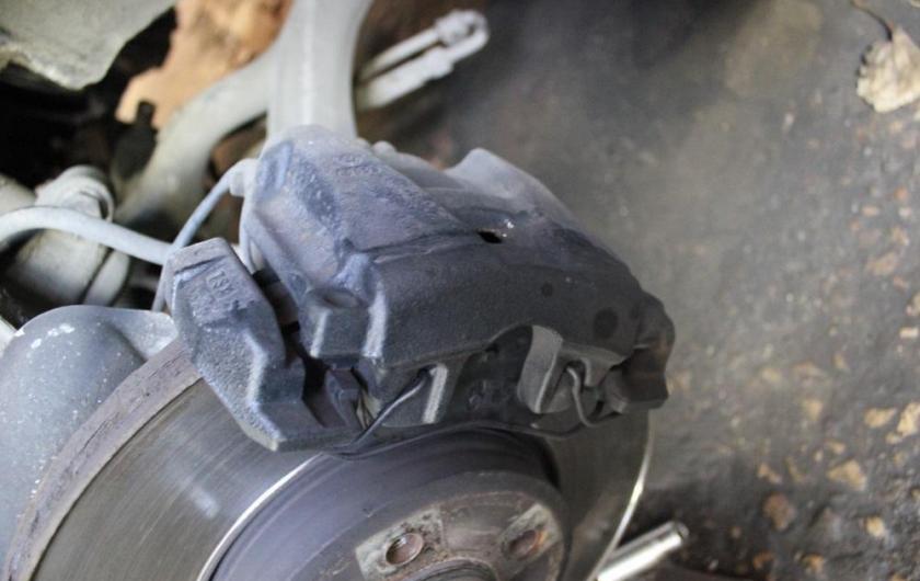 суппорт на тормозном диске Ауди