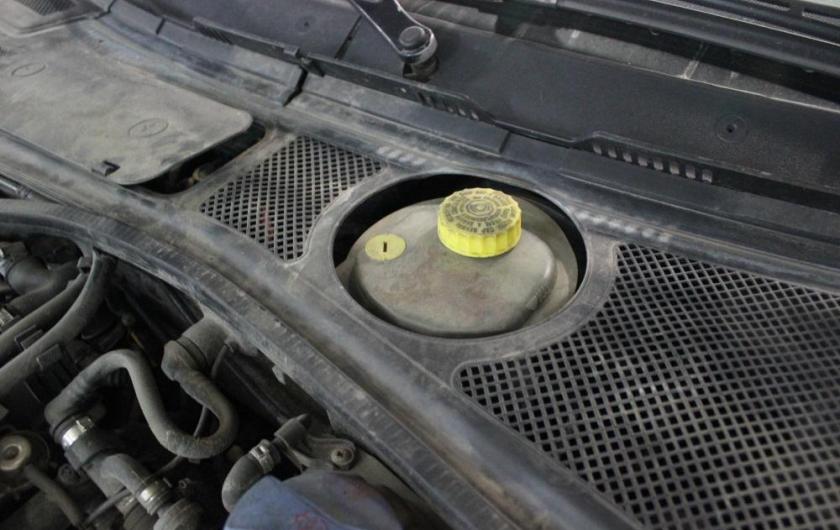 горловина бачка тормозной жидкости на А4