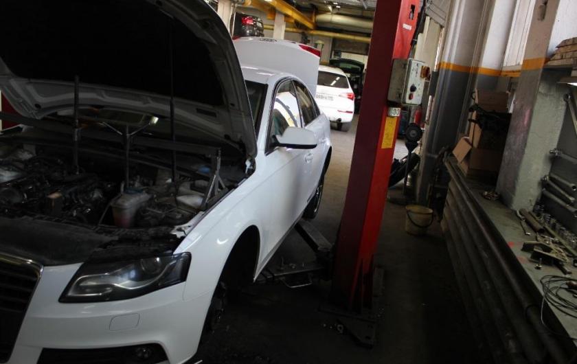 белый седан Ауди на СТО