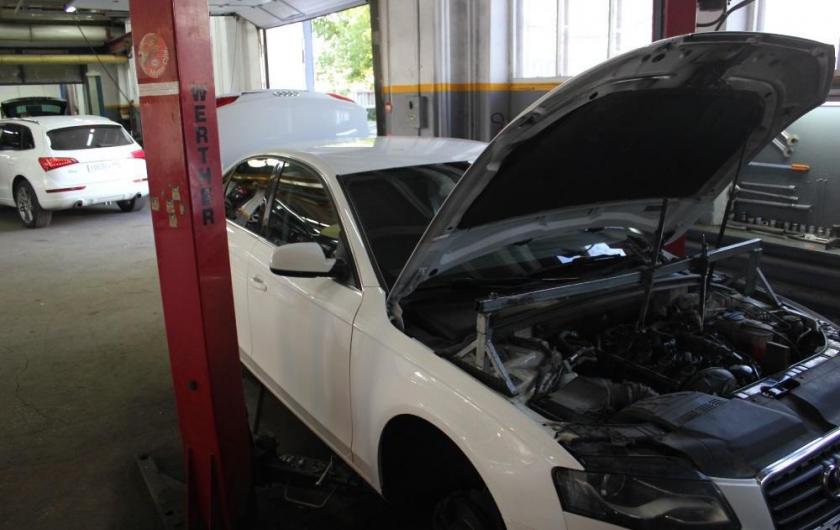 Ауди на подъемнике