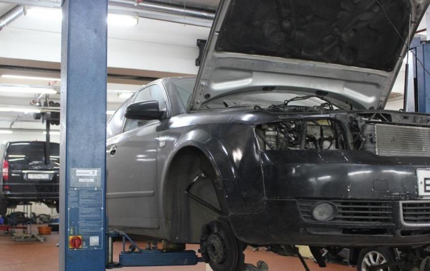 А4 на подъемнике СТО