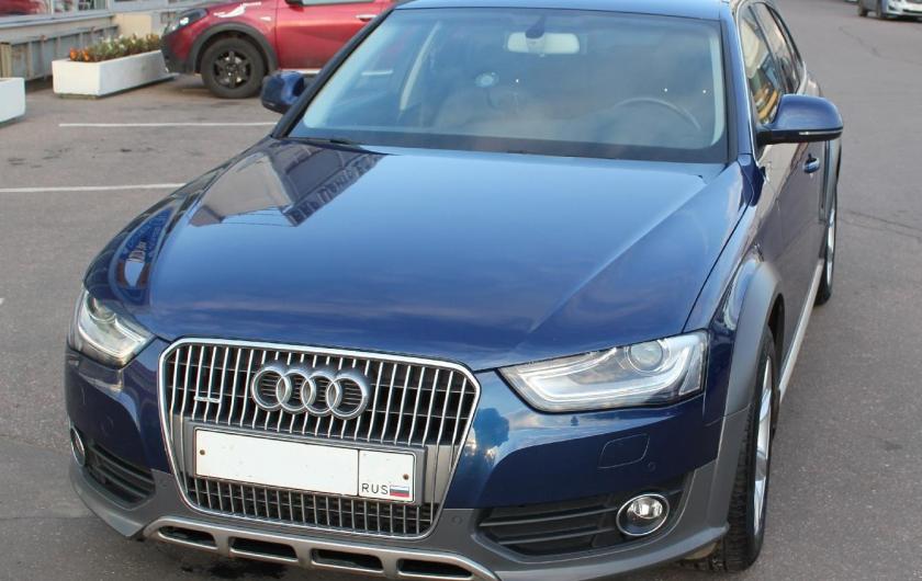 синий Ауди спереди