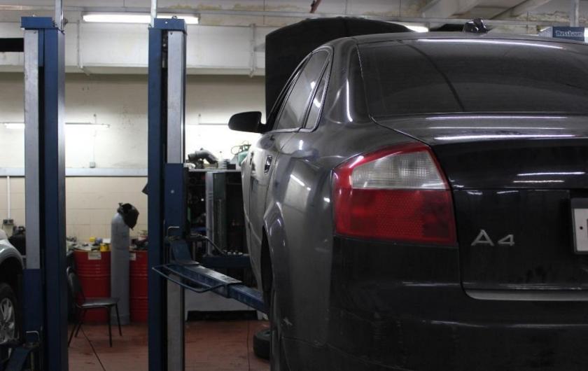 Ауди на подъемнике
