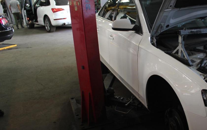 белый седан Ауди на СТО