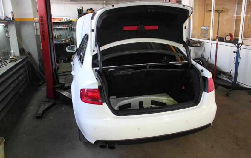 открытый багажник на Ауди