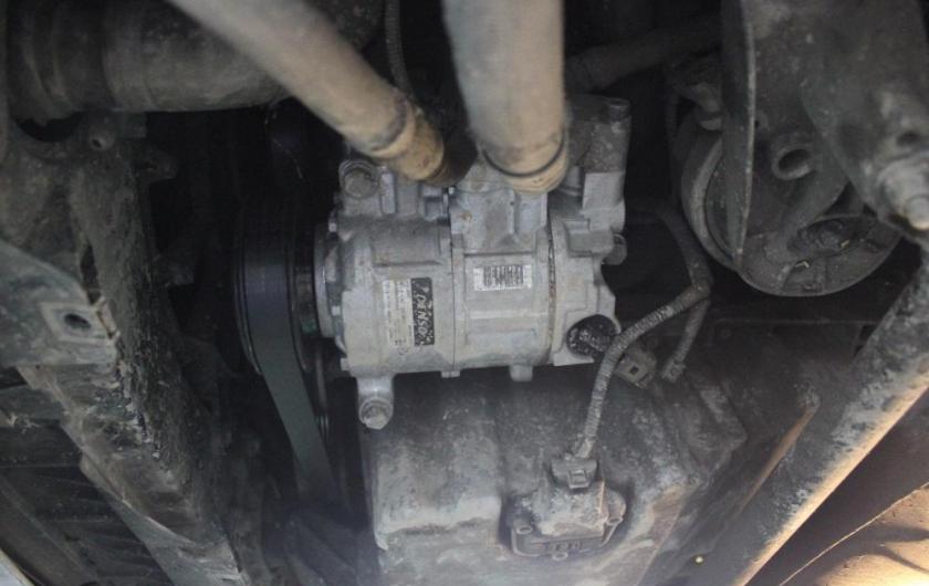 компрессор кондиционера на Ауди снизу