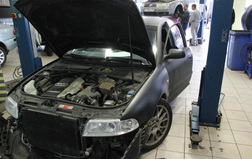 А4 с открытым капотом