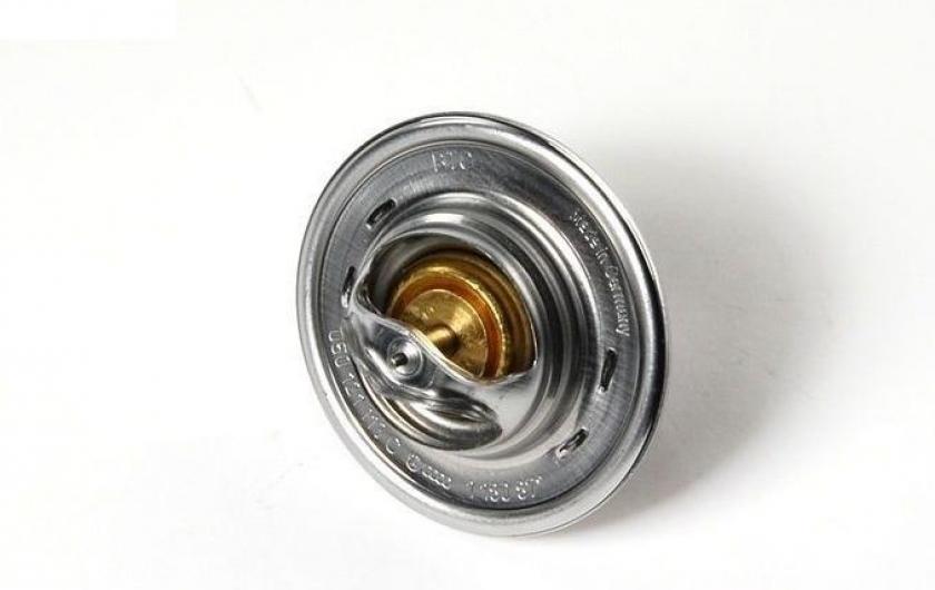 термостат на белом фоне