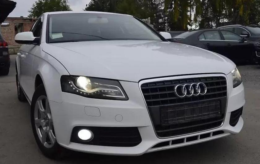 белый седан Ауди спереди