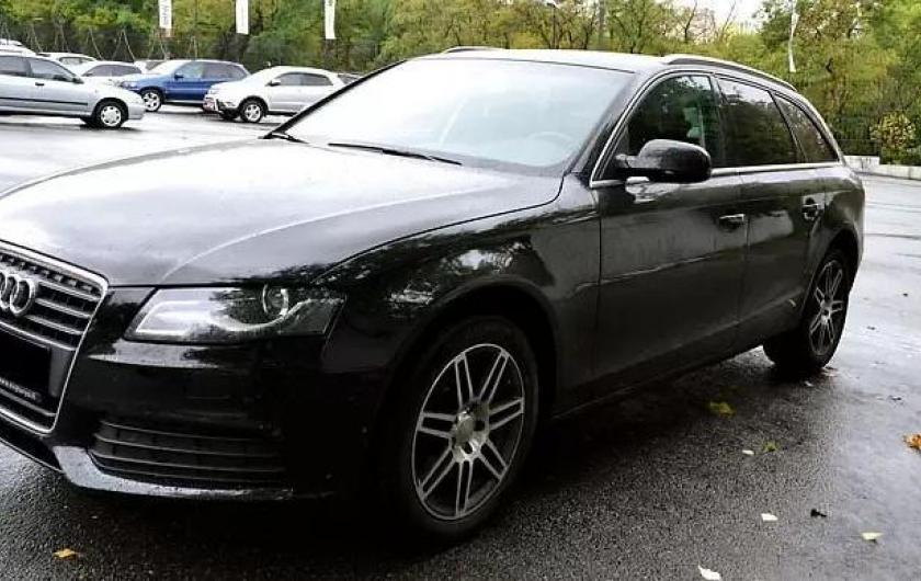 черная А4 на улице