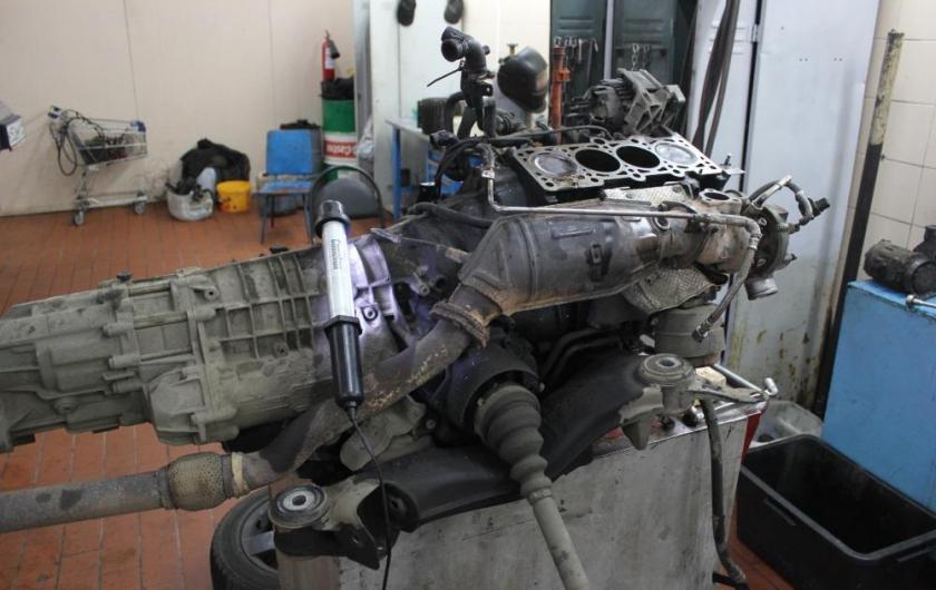 двигатель Ауди с коробкой