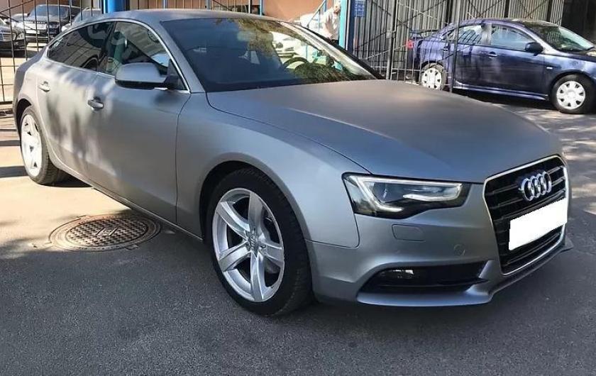 серая А5 на улице