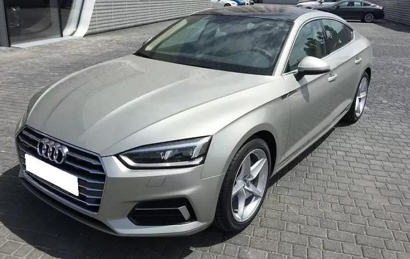 серая А5 на улице