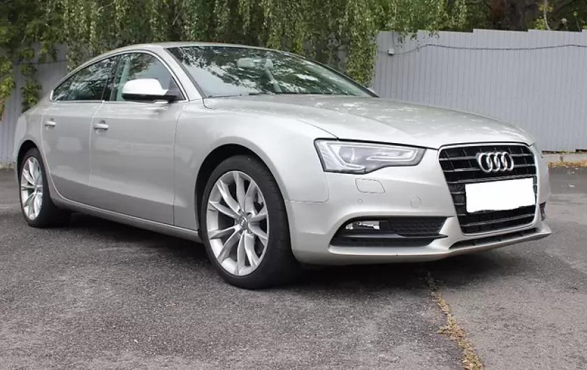 серая А5 на улице