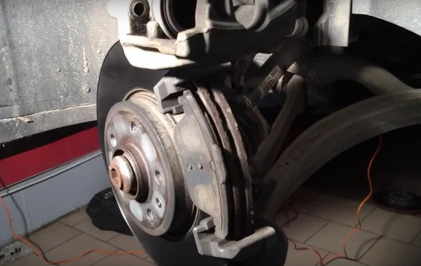 тормозной диск с колодками в суппорте