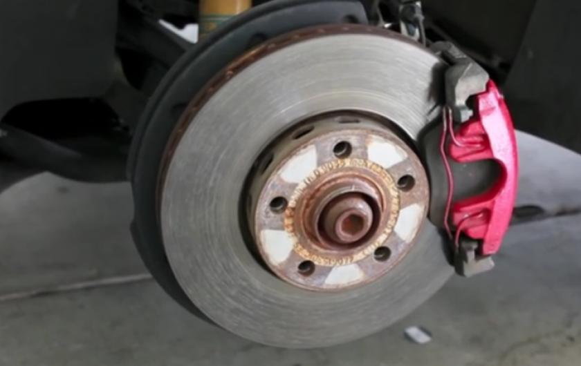 красный тормозной суппорт на диске