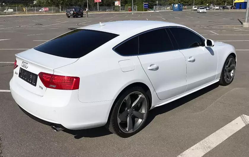 белая Ауди А5 Спортбэк