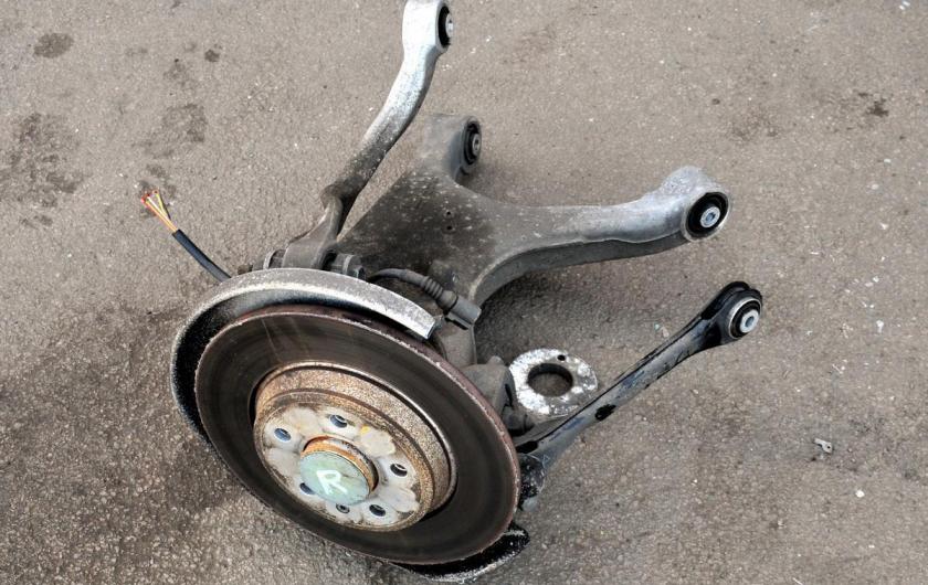 тормозной диск с кулаком и рычагами