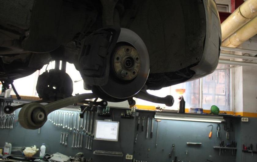 разобранная передняя подвеска на А-пятой