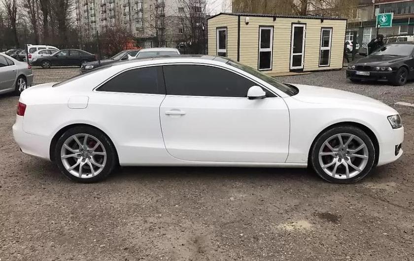 белое купе Ауди сбоку