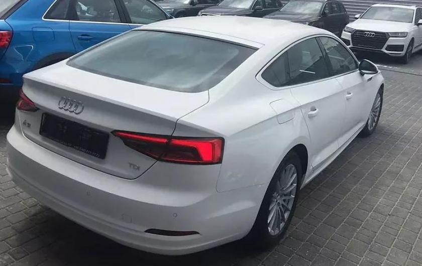 белый спортбэк Ауди сзади