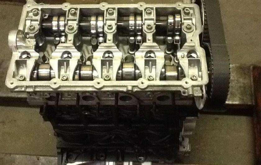 двигатель со снятой клапанной крышкой