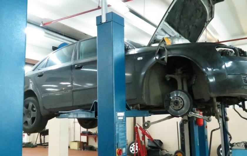 Ауди А6 на подъемнике в автосервисе