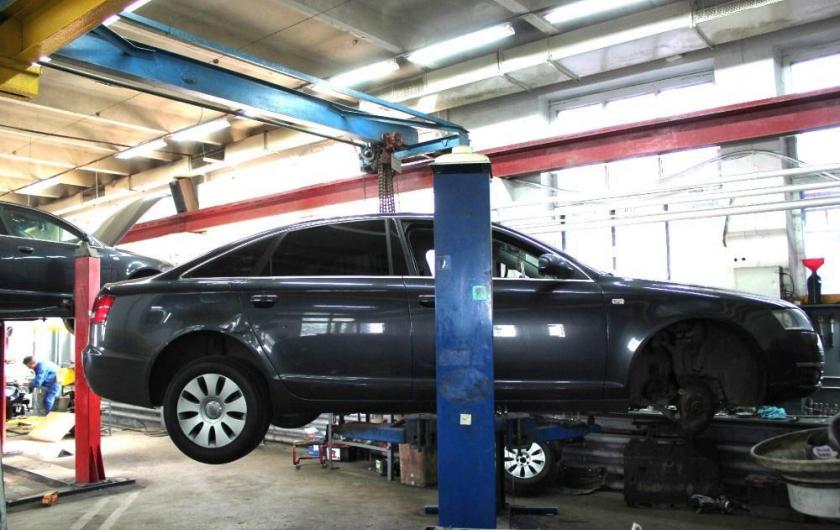 Ауди А6 на подъемнике в автосервисе