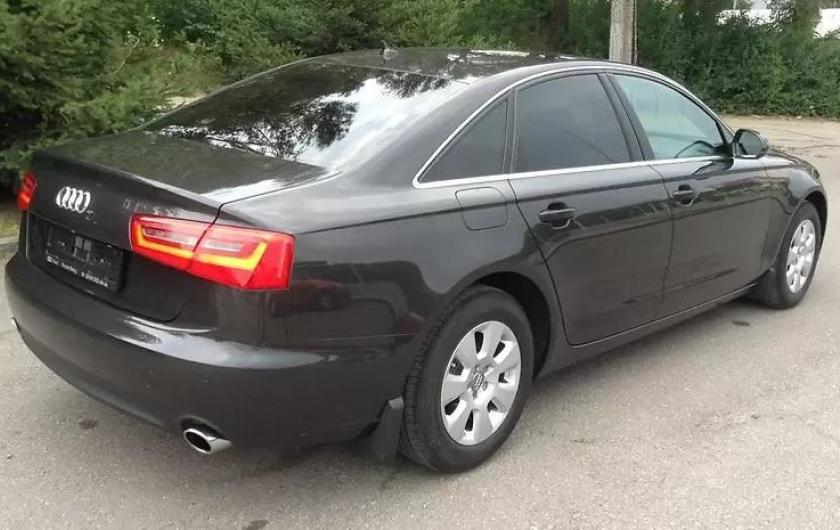 черный седан Ауди А6