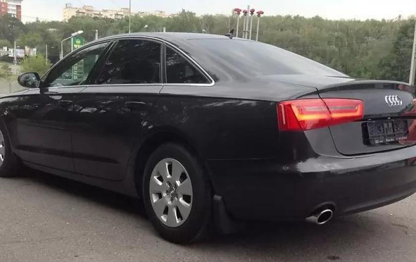 черный седан А6